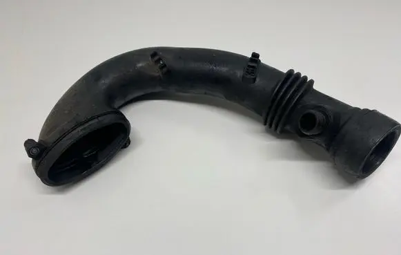 BMW X3 E83 Turbo air intake inlet pipe/hose 7786013