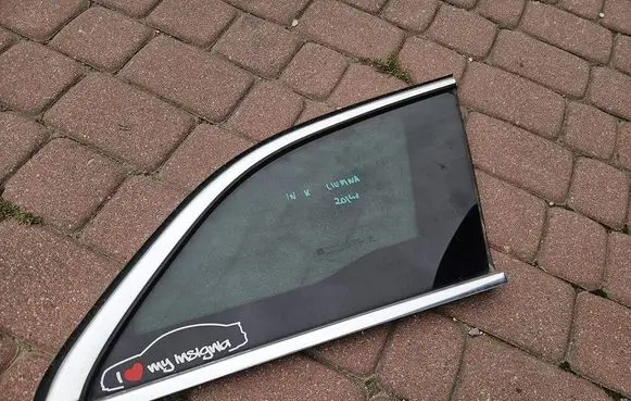 Opel Insignia A Rear side window 5O5P5L5E5X1233