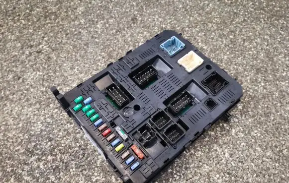 Peugeot 3008 I Fuse module 9664059080