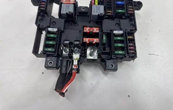 Mercedes-Benz B W247 Fuse module A1779061102 190810 Q04ZGS005