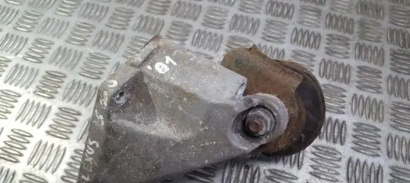 Lexus IS 200-300 Engine mount bracket