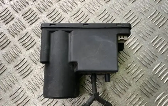 Audi A4 S4 B5 8D Central locking vacuum pump 4A0862257A