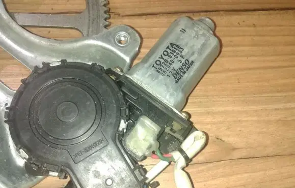 Lexus IS 200-300 Front door window regulator motor 8572053010 062040-0933