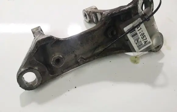 Honda FR-V Engine mounting bracket 