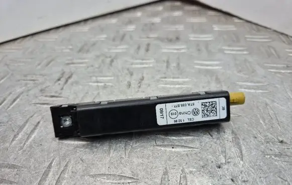 Volkswagen Touran III Aerial antenna amplifier 5TA035577