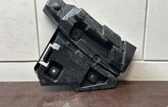 Volvo C30 Front bumper mounting bracket 31214884