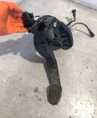 Ford Transit Courier Clutch pedal EY167B633AA