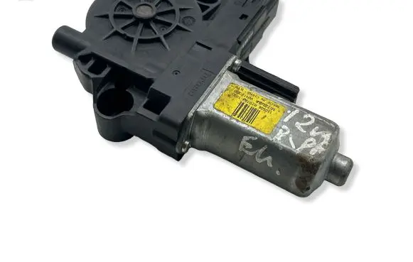 Volvo V70 Front door window regulator motor WR12290 970781102