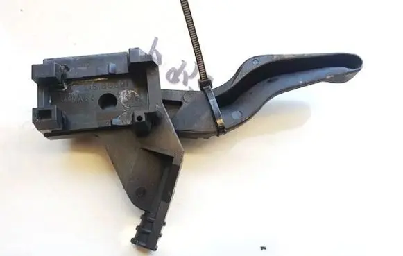 Opel Zafira B Engine bonnet (hood) release handle