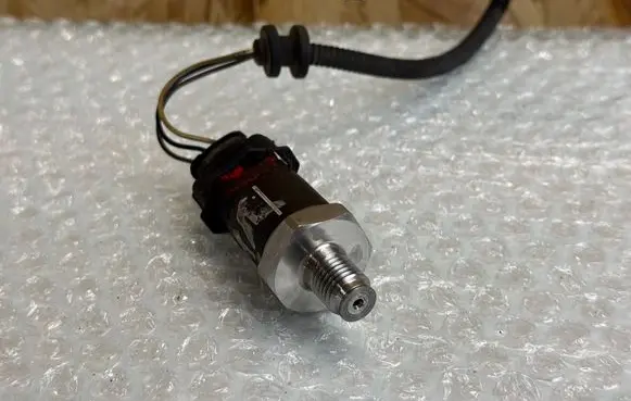 BMW 5 E39 Fuel pressure sensor 0281002475