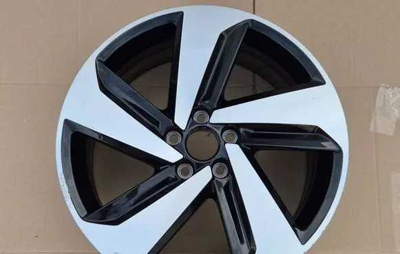 Volkswagen Polo VI R17 alloy rim 2G0601025AB