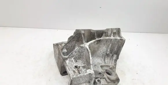 Volvo XC60 Engine mounting bracket
