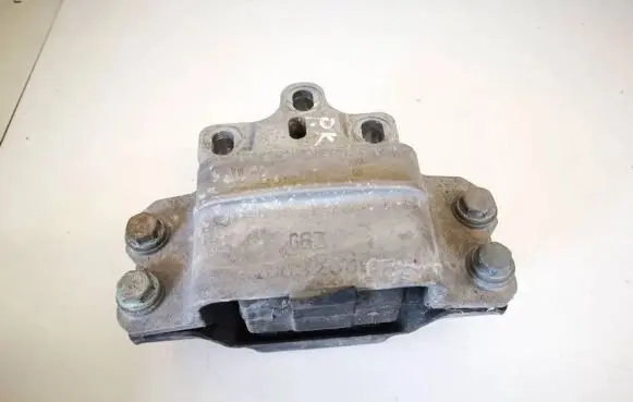 Volkswagen PASSAT B6 Engine mount bracket 3c0199555