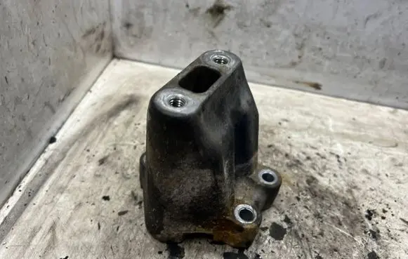 Chrysler 300 - 300C Engine mounting bracket 04576181AA
