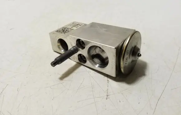 Audi e-tron Air conditioning (A/C) expansion valve 8W0816679