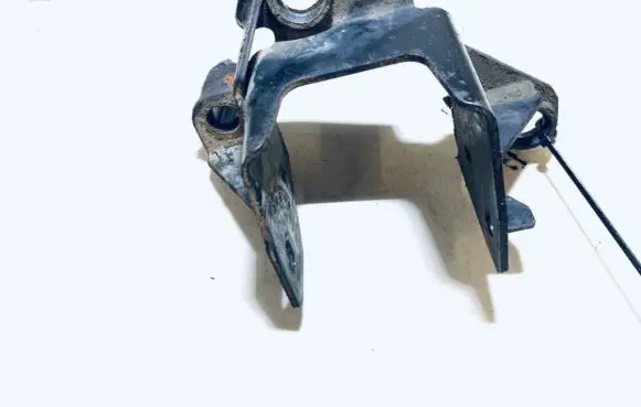 Mazda 6 Engine mounting bracket