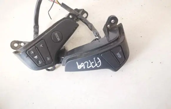 Toyota Avensis T250 Steering wheel buttons/switches 75b596