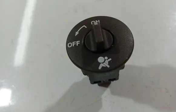 Renault Clio III Passenger airbag on/off switch 8200169589