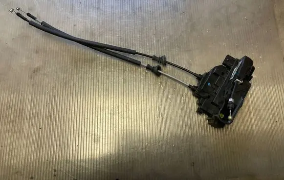 Hyundai Santa Fe Front door lock 813202B060