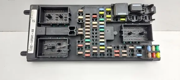 Land Rover Evoque I Fuse module GJ3214F041AB