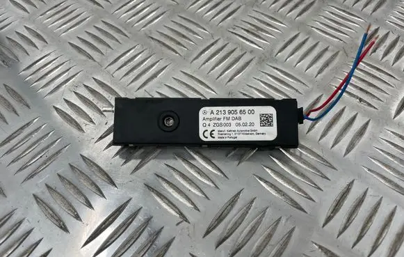 Mercedes-Benz C W205 Aerial antenna amplifier A2139056500 Q4ZGS003