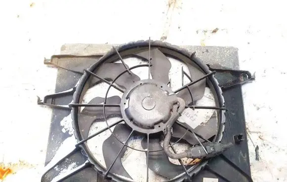 Radiator cooling fan shroud