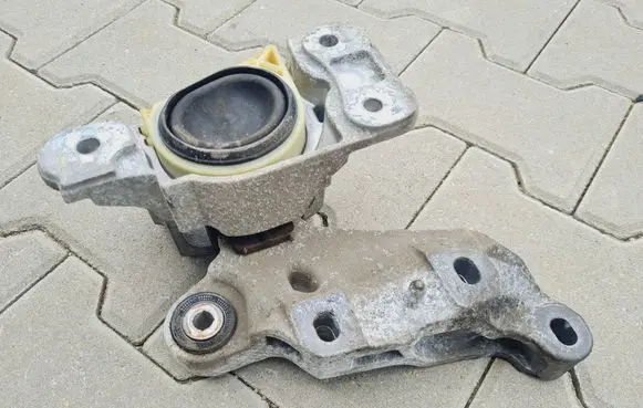 Mercedes-Benz Vito Viano W447 Engine mount bracket 4472411200