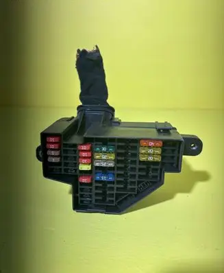 Volkswagen Golf V Relay mounting block 