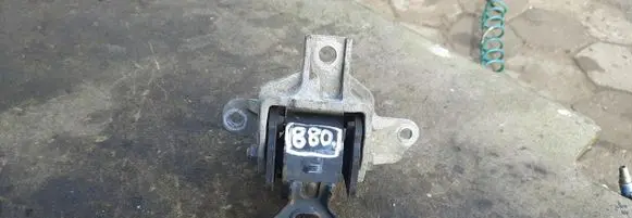 Engine mount vacuum valve
