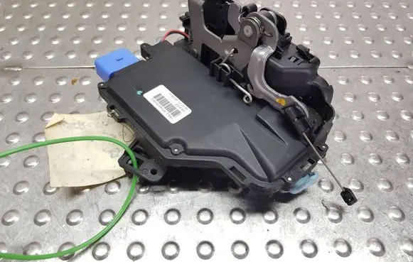 Volkswagen Touran I Front door lock S27698964 3D1837016AQ