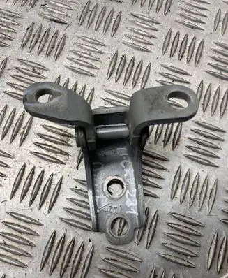 Honda CR-V Front door upper hinge wwfl