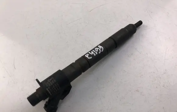 Volvo V70 Fuel injector 31303238