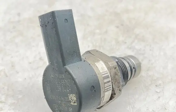 Mercedes-Benz ML W164 Fuel pressure regulator A6110780449