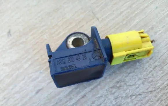 Mercedes-Benz E W212 Airbag deployment crash/impact sensor 2128204926 NE6599