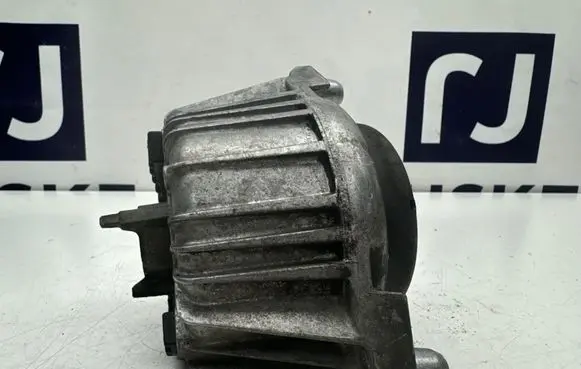 Engine mount bracket
