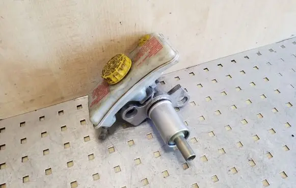 Audi A6 S6 C6 4F Master brake cylinder 8E0611301G 32067009