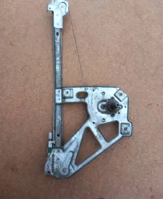Rear door manual window regulator
