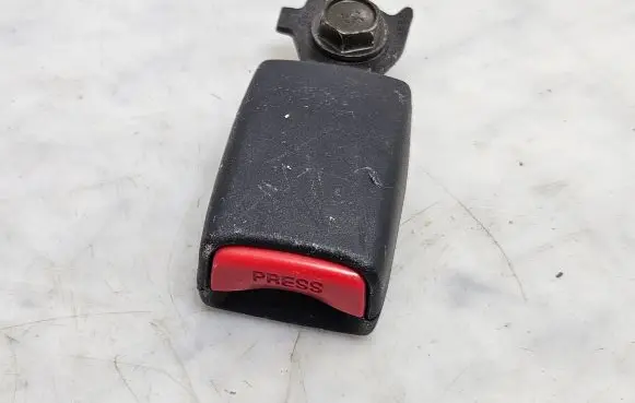 Mitsubishi Grandis Rear seatbelt buckle G3656