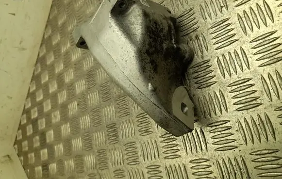 Engine mounting bracket