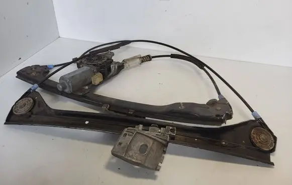 BMW 3 E46 Front door window regulator motor 67628362