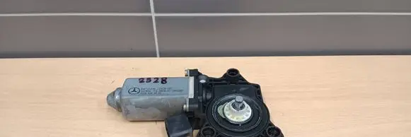 Mercedes-Benz C W203 Front door window regulator motor 119650105 A2208204542 7743003003
