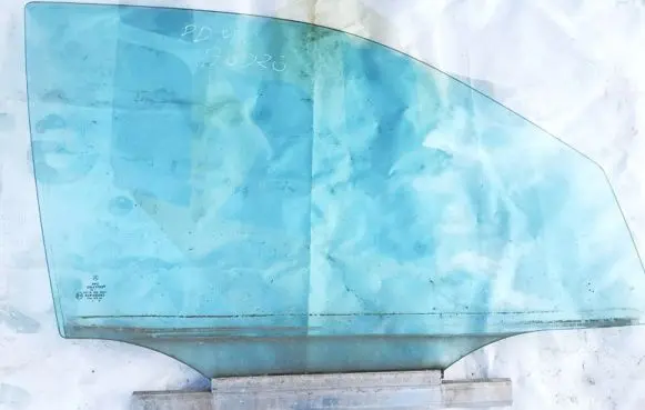 Mercedes-Benz E W210 Front door window glass four-door 