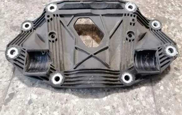 Volvo XC70 Rear differential/diff mount bracket 30639931