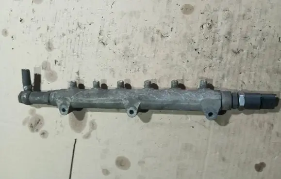 Volvo V70 Fuel main line pipe 8658252