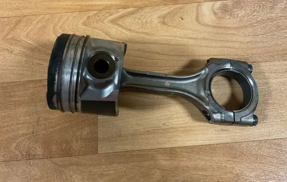 Toyota Avensis T250 Piston with connecting rod 