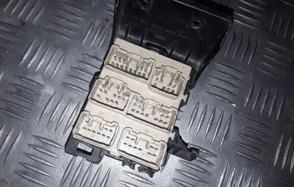 Toyota Avensis T250 Fuse module 8273405020
