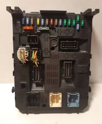 Citroen C4 I Fuse module 281197595