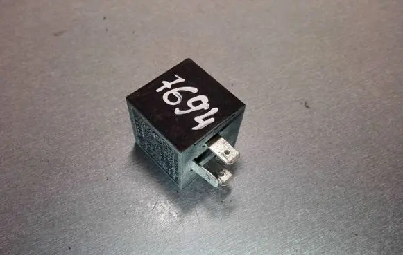 Volkswagen PASSAT B5 Other relay 191953227A