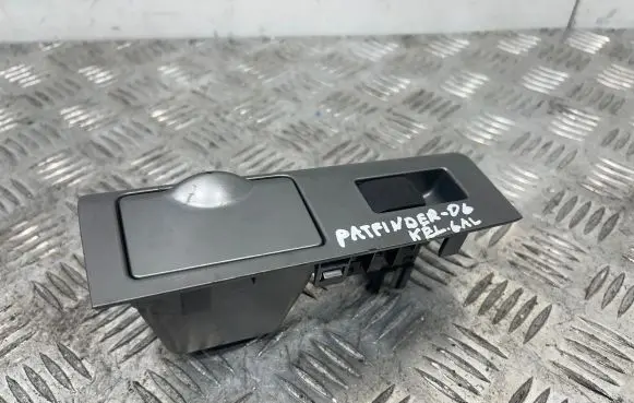 Nissan Pathfinder R51 Electric window control switch 82960