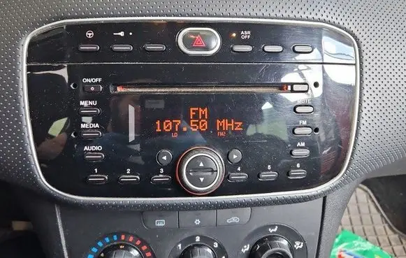 Fiat Grande Punto Radio/CD/DVD/GPS head unit 7355014090 IMPRK1462624